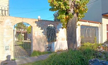 Terreno con casa a demoler. Barrio Las Avenidas. Venta  o Permuta.