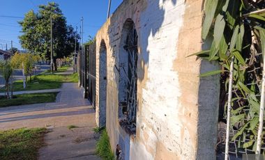 Terreno con casa a demoler. Barrio Las Avenidas. Venta  o Permuta.