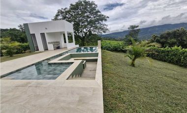En Venta Casa Campestre con Piscina 1.520 m2, La Mesa Cund.