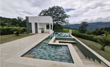En Venta Casa Campestre con Piscina 1.520 m2, La Mesa Cund.