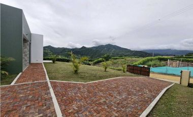 En Venta Casa Campestre con Piscina 1.520 m2, La Mesa Cund.