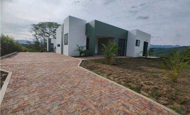 En Venta Casa Campestre con Piscina 1.520 m2, La Mesa Cund.