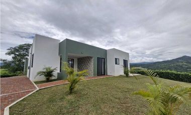 En Venta Casa Campestre con Piscina 1.520 m2, La Mesa Cund.