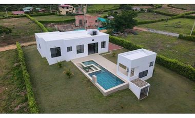 En Venta Casa Campestre con Piscina 1.520 m2, La Mesa Cund.