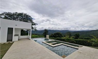 En Venta Casa Campestre con Piscina 1.520 m2, La Mesa Cund.
