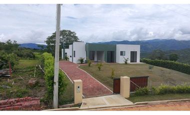 En Venta Casa Campestre con Piscina 1.520 m2, La Mesa Cund.