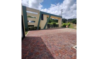 En Venta Casa Campestre con Piscina 1.520 m2, La Mesa Cund.
