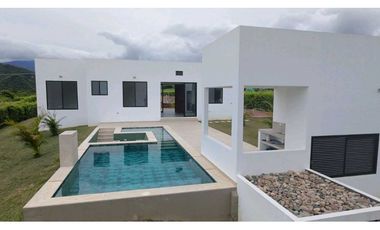 En Venta Casa Campestre con Piscina 1.520 m2, La Mesa Cund.