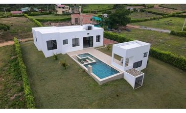 En Venta Casa Campestre con Piscina 1.520 m2, La Mesa Cund.