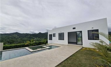 En Venta Casa Campestre con Piscina 1.520 m2, La Mesa Cund.