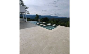 En Venta Casa Campestre con Piscina 1.520 m2, La Mesa Cund.