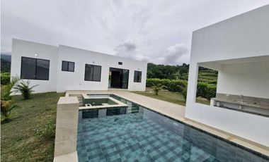 En Venta Casa Campestre con Piscina 1.520 m2, La Mesa Cund.