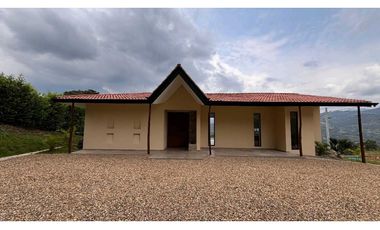 En Venta Casa Campestre con Piscina Privada 2.000 m2, La Mesa Cund.