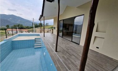 En Venta Casa Campestre con Piscina Privada 2.000 m2, La Mesa Cund.