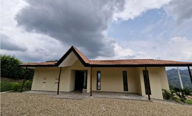 En Venta Casa Campestre con Piscina Privada 2.000 m2, La Mesa Cund.