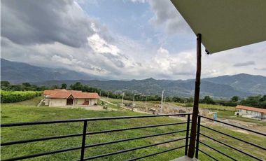 En Venta Casa Campestre con Piscina Privada 2.000 m2, La Mesa Cund.