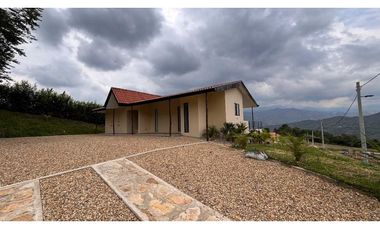 En Venta Casa Campestre con Piscina Privada 2.000 m2, La Mesa Cund.