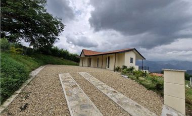 En Venta Casa Campestre con Piscina Privada 2.000 m2, La Mesa Cund.