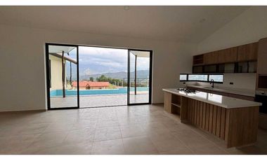 En Venta Casa Campestre con Piscina Privada 2.000 m2, La Mesa Cund.