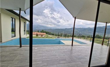 En Venta Casa Campestre con Piscina Privada 2.000 m2, La Mesa Cund.
