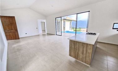 En Venta Casa Campestre con Piscina Privada 2.000 m2, La Mesa Cund.