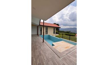 En Venta Casa Campestre con Piscina Privada 2.000 m2, La Mesa Cund.
