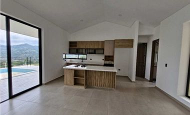 En Venta Casa Campestre con Piscina Privada 2.000 m2, La Mesa Cund.