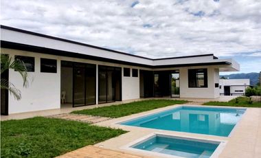 En Venta Casa Campestre en Conjunto Cerrado 800 m2, La Mesa Cund.