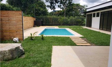 En Venta Casa Campestre en Conjunto Cerrado 800 m2, La Mesa Cund.