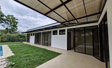 En Venta Casa Campestre en Conjunto Cerrado 800 m2, La Mesa Cund.