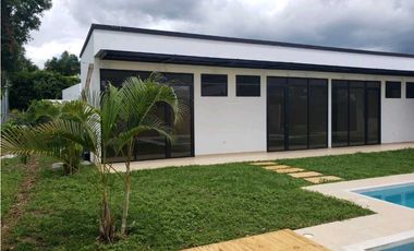 En Venta Casa Campestre en Conjunto Cerrado 800 m2, La Mesa Cund.
