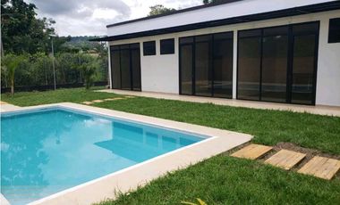 En Venta Casa Campestre en Conjunto Cerrado 800 m2, La Mesa Cund.