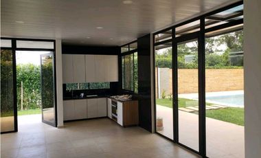 En Venta Casa Campestre en Conjunto Cerrado 800 m2, La Mesa Cund.