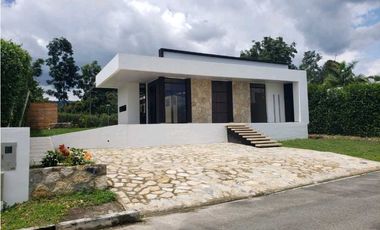 En Venta Casa Campestre en Conjunto Cerrado 800 m2, La Mesa Cund.