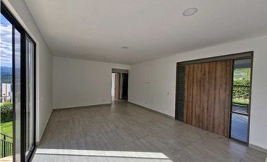 En Venta Casa Campestre con Piscina 1.750 m2, La Mesa Cundinamarca