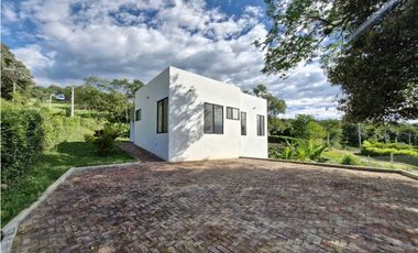 En Venta Casa Campestre con Piscina 1.750 m2, La Mesa Cundinamarca