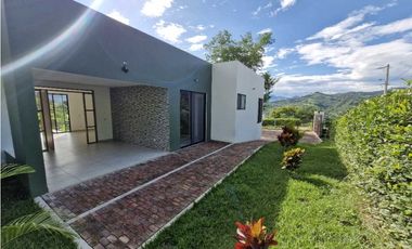 En Venta Casa Campestre con Piscina 1.750 m2, La Mesa Cundinamarca