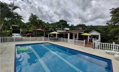 En Venta Casa Campestre con Piscina 2.500 m2, La Mesa Cund, San Javier