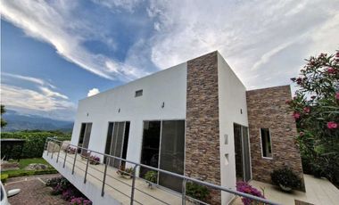 En Venta Casa Campestre con Piscina y Jacuzzi, Conjunto Cerrado