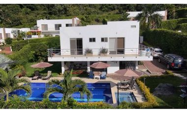 En Venta Casa Campestre con Piscina y Jacuzzi, Conjunto Cerrado