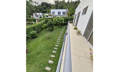 En Venta Casa Campestre con Piscina y Jacuzzi, Conjunto Cerrado