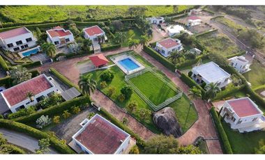 En Venta Casa Campestre con Piscina y Jacuzzi, Conjunto Cerrado