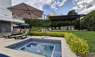 En Venta Casa Campestre con Piscina y Jacuzzi, Conjunto Cerrado