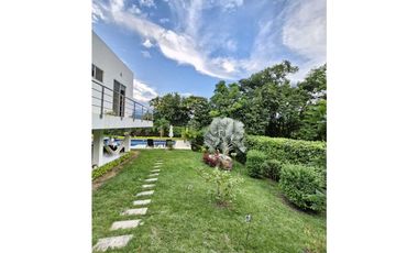 En Venta Casa Campestre con Piscina y Jacuzzi, Conjunto Cerrado