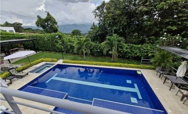 En Venta Casa Campestre con Piscina y Jacuzzi, Conjunto Cerrado