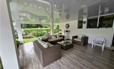 En Venta Casa Campestre con Piscina y Jacuzzi, Conjunto Cerrado