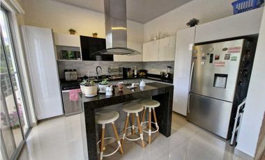 En Venta Casa Campestre con Piscina y Jacuzzi, Conjunto Cerrado