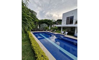 En Venta Casa Campestre con Piscina y Jacuzzi, Conjunto Cerrado