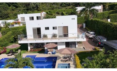 En Venta Casa Campestre con Piscina y Jacuzzi, Conjunto Cerrado