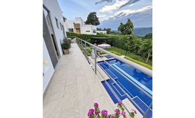 En Venta Casa Campestre con Piscina y Jacuzzi, Conjunto Cerrado